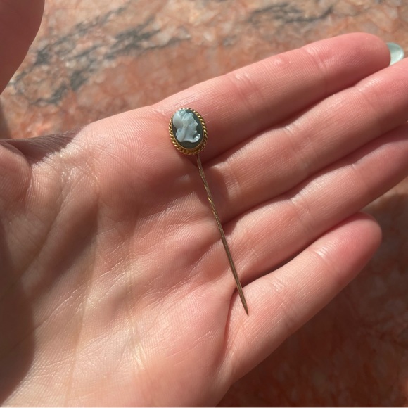 Antique💚14KT💚Gold Cameo Stick Hat Pin Green White Stone - Picture 3 of 8